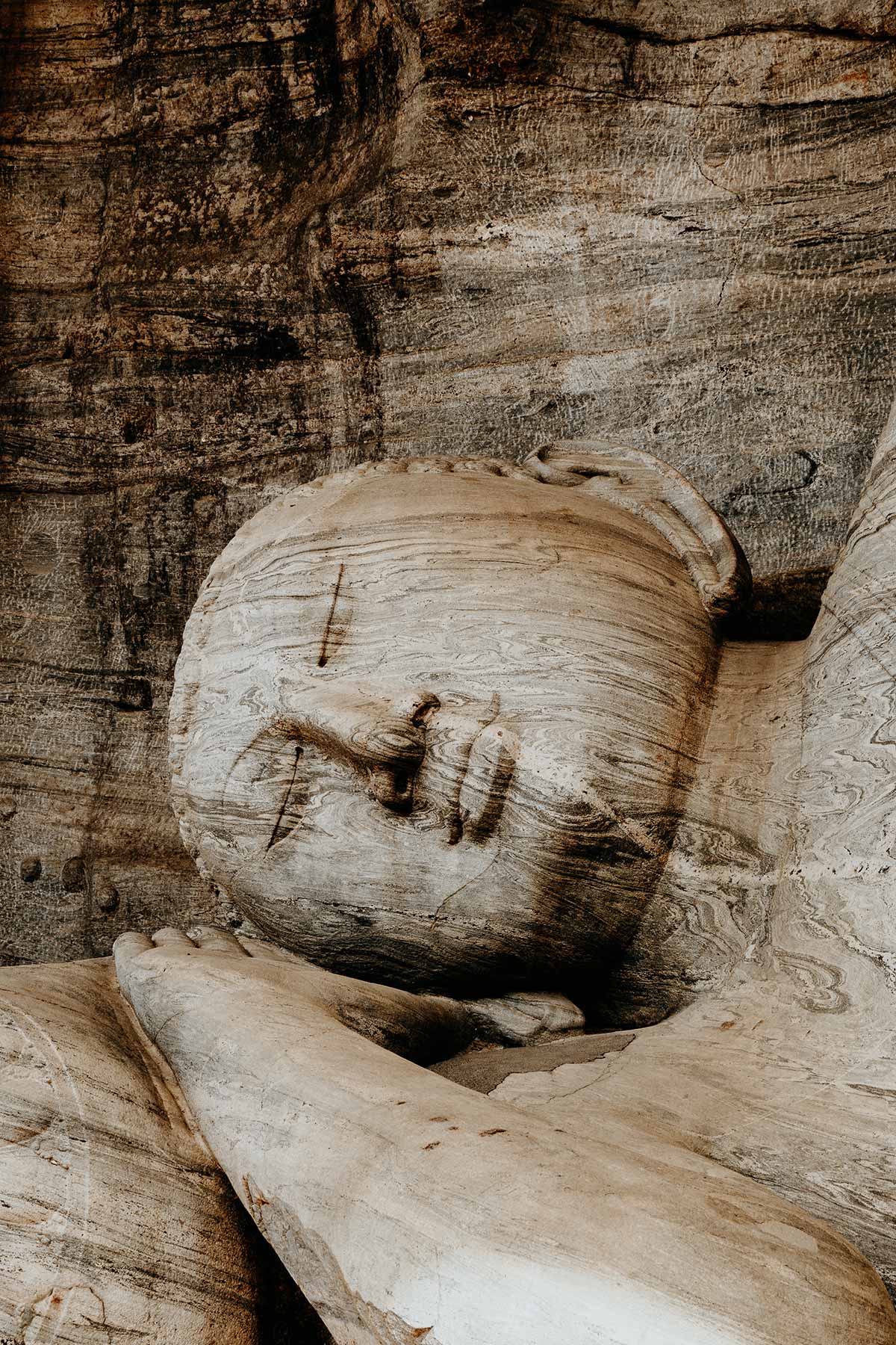 Reclining Buddha statue Polonnaruwa