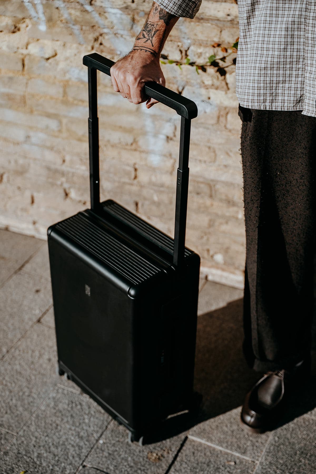 Wide handle Level8 luggage